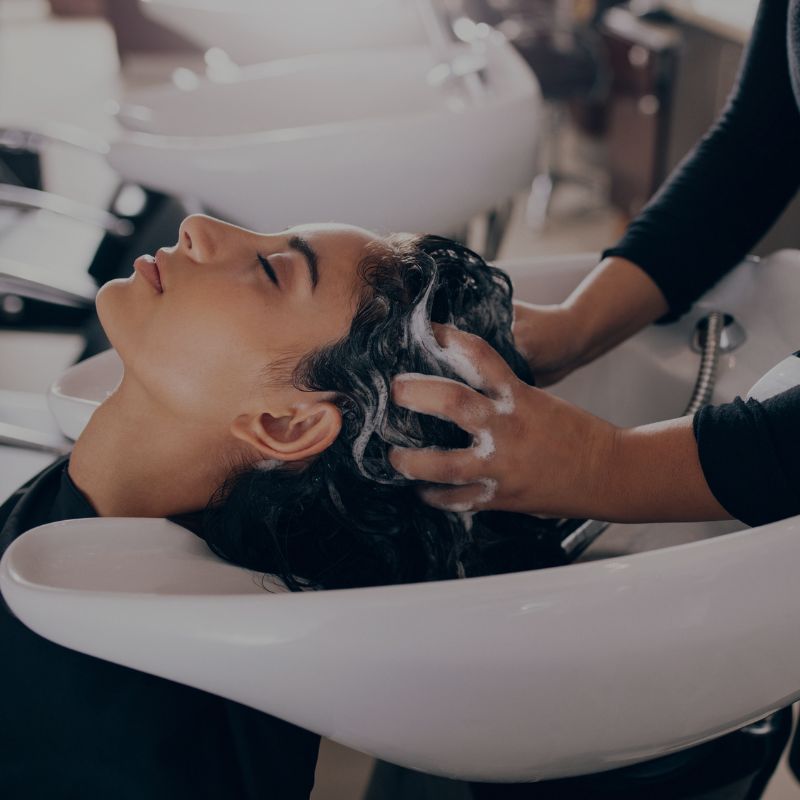 lavado de cabello en peluquería en ayora